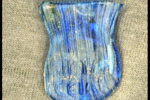 Frammento in vetro blu